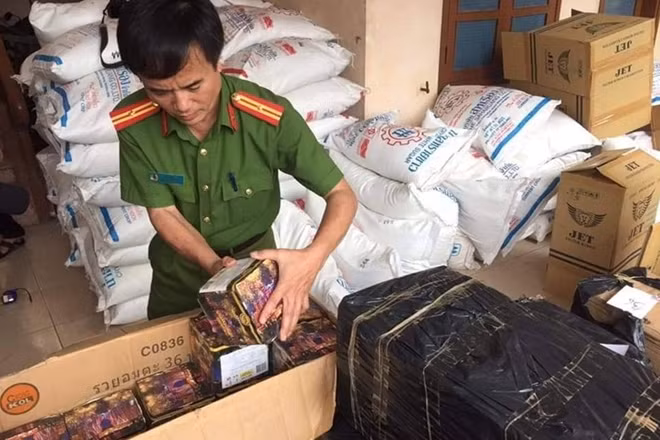 Hơn 1 tấn pháo bị thu giữ để xử lý. Ảnh do Công an Quảng Trị cung cấp.