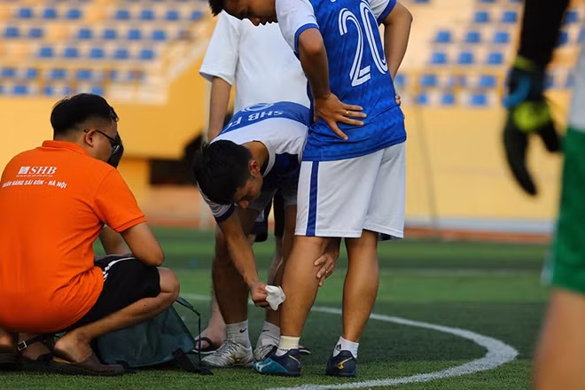 Cuộc đấu căng như dây đàn. Trong ảnh một cầu thủ đội Ngân hàng SHB dù dính chấn thương song vẫn tiếp tục tham gia thi đấu.