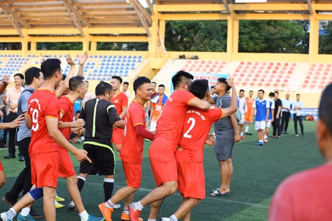 Phải chờ tới loạt sút thứ 9, chủ nhân tấm vé vào trận chung kết mới xác định đó là đội chủ nhà Báo CAND.