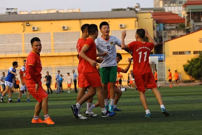 Tuy nhiên sau đó đội Báo CAND với tinh thần chiến đầu không biết mệt mỏi đã có bàn thắng gỡ hòa trong phút thi đấu chính thức cuối cùng.