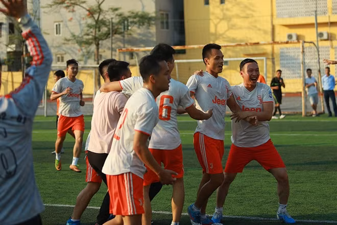 Một cuộc rượt đuổi tỷ số thực sự đã diễn ra trên sân khi Cục Ngoại tuyến là đội mở tỷ số.