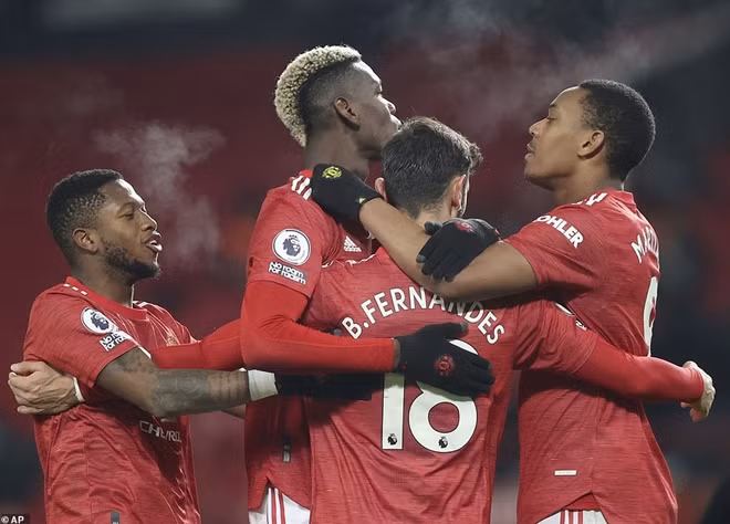 Vào rạng 2/1, M.U có cuộc tiếp đón Aston Villa trên sân nhà Old Trafford. Hơn bao giờ hết, Quỷ Đỏ cần một chiến thắng để mở đầu cho năm mới cũng như san bằng khoảng cách 3 điểm với Liverpool và thực sự họ đã làm được.