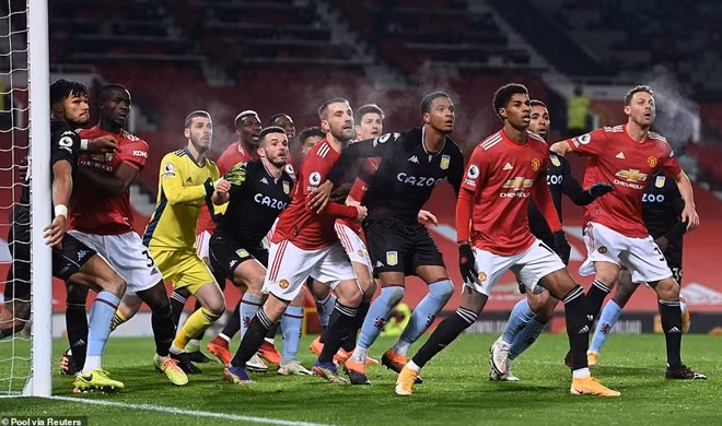 Bước sang hiệp 2, các vị khách Aston Villa đẩy cao đội hình tấn công hòng tìm kiếm bàn gỡ.