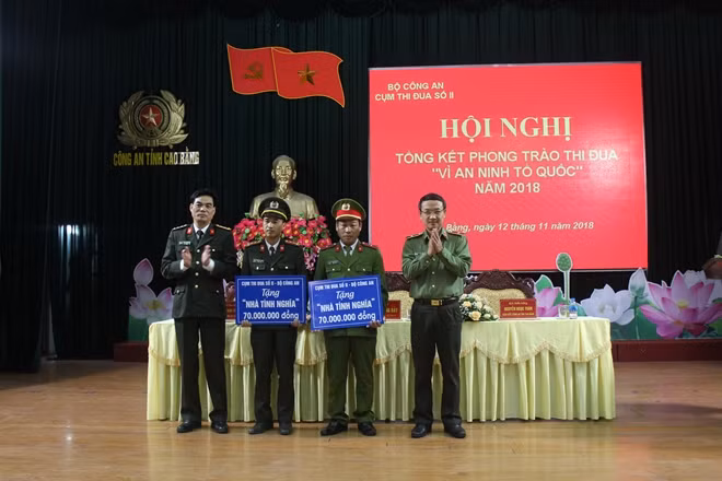 Trao tặng số tiền 140 triệu đồng hỗ trợ cho 2 cán bộ Công an có hoàn cảnh khó khăn.