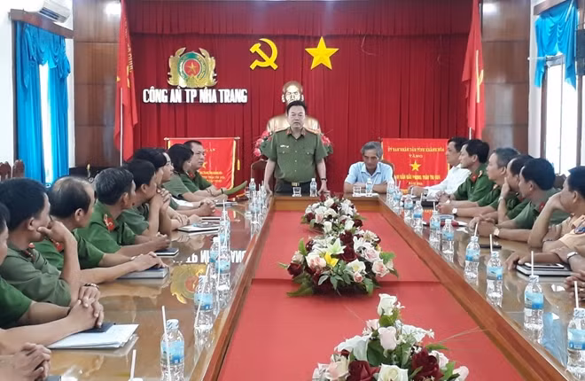 Đại tá Nguyễn Khắc Cường - Giám đốc Công an tỉnh Khánh Hòa biểu dương chiến công của Công an TP Nha Trang