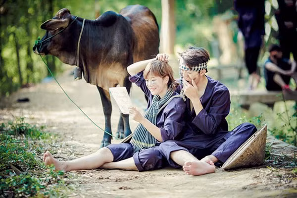 Lớp 12K, trường THPT Tô Hiệu, TP Sơn La chụp ảnh kiểu nông thôn.