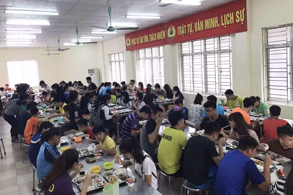 Bữa ăn tập thể của VĐV tại Trung tâm Huấn luyện và Thi đấu thể thao CAND.