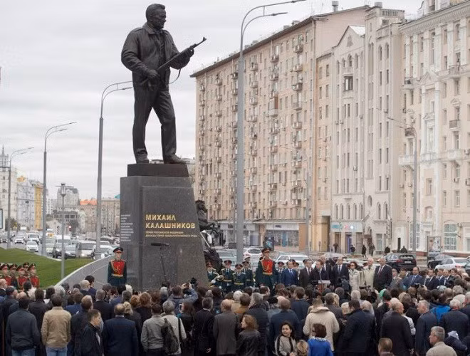 Tượng đài Mikhail Kalashnikov tại Moscow