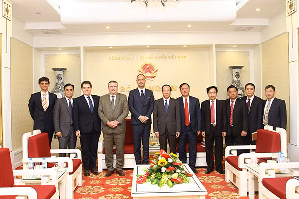 Thứ trưởng Lê Quý Vương, ngài Tom-bo Ba-lin và các đại biểu tại buổi tiếp.