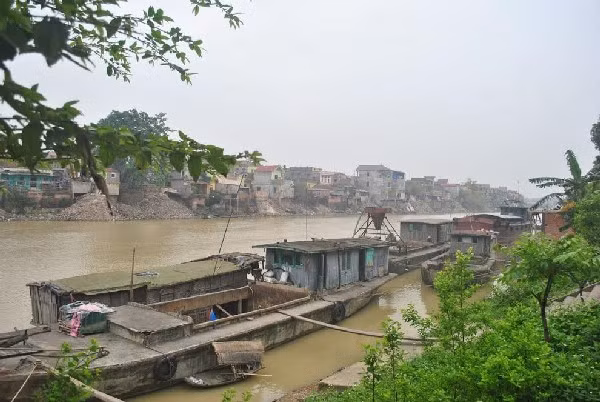 Những con thuyền cũ kỹ ngày một xuống cấp của bà con làng chài.