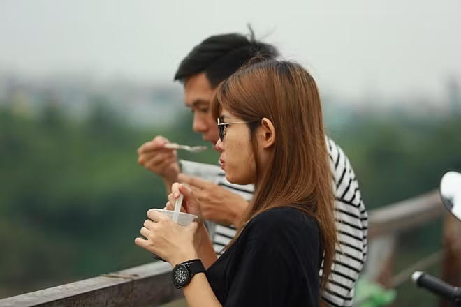 ... hoặc lên cầu vừa ngắm cảnh vừa ăn nhẹ.