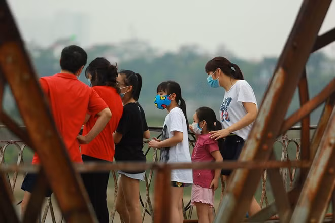 Thành phố Hà Nội đã tạm đóng cửa các công viên nhằm tránh tụ tập đông người để chống dịch Covid -19. Không có địa điểm tập thể dục, nhiều người dân đã tìm đến cầu Long Biên như một địa điểm thay thế.