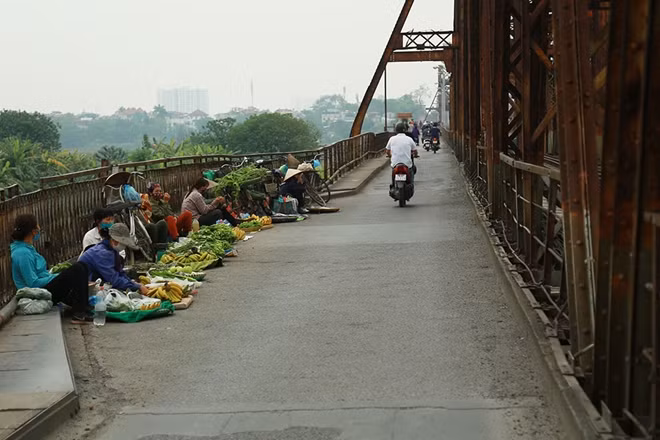 Thậm chí một chợ tạm còn hình thành trên cầu...