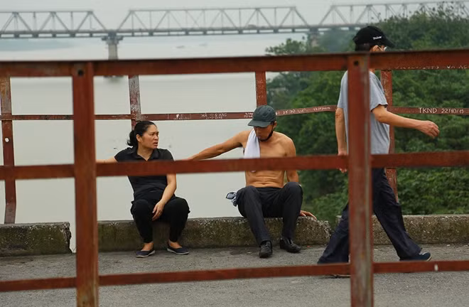 Điều đáng nói là nhiều người không đeo khẩu trang và không giữ khoảng cách tối thiểu 2m như khuyến cáo để phòng dịch COVID-19