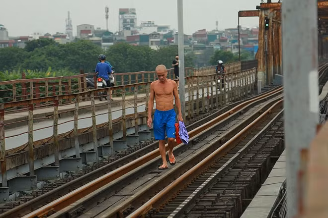 Có người còn đi cả vào phần đường dành cho tàu hỏa.