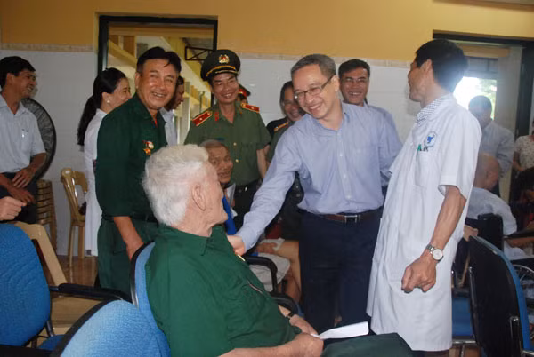 Đồng chí Thứ trưởng Bộ Thông tin và Truyền thông và đồng chí Tổng Biên tập Báo CAND thăm hỏi các bác thương – bệnh binh đang tập luyện tại Phòng phục hồi chức năng - Trung tâm Điều dưỡng Thương binh Kim Bảng.