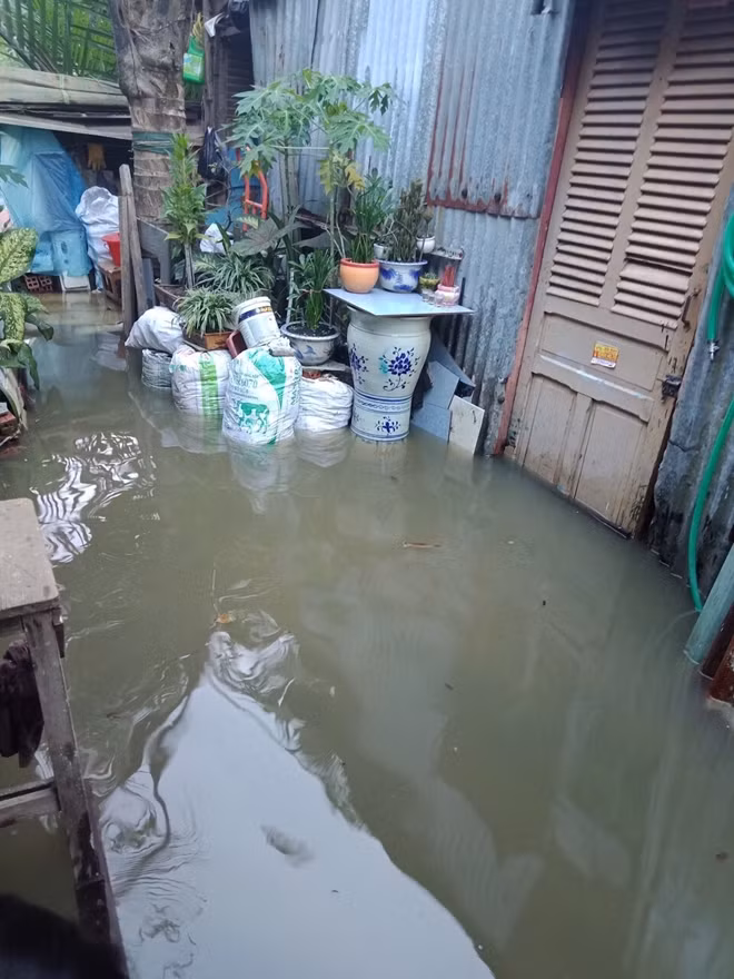 Đồ dùng trong nhà bị hư hỏng do bị ngâm nước lâu.