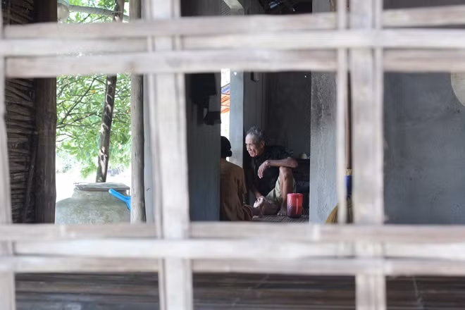 Ngôi nhà nhỏ của hai vợ chồng "Robinson xứ Huế" nằm lọt thỏm giữa rừng Rú Chá.