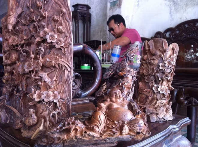 Những cục gỗ sưa mua lại từ các ngôi nhà cũ được đục chạm khá tinh vi.