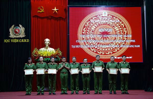 Ban Giám đốc Học viện trao tặng giấy khen cho các cá nhân có thành tích xuất sắc trong đợt thực hành chính trị xã hội.