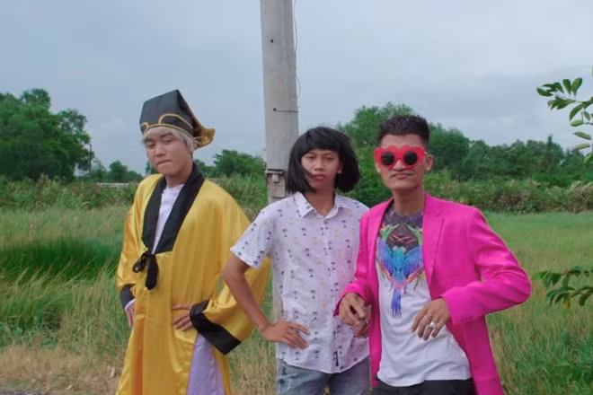 Mạc Văn Khoa cùng bạn diễn trong 1 video clip.