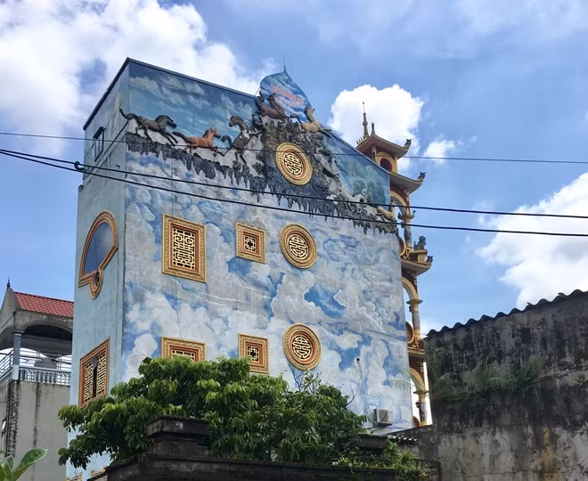 Ngôi nhà nhìn từ xa.