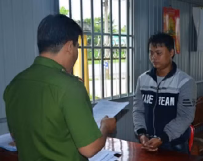Cơ quan Công an tống đạt quyết định khởi tố bị can đối với Đặng Văn Thanh.