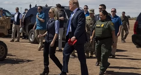 "Sóng ngầm" quanh chuyện ông Trump sa thải nữ Bộ trưởng an ninh nội địa và nhiều quan chức cấp cao