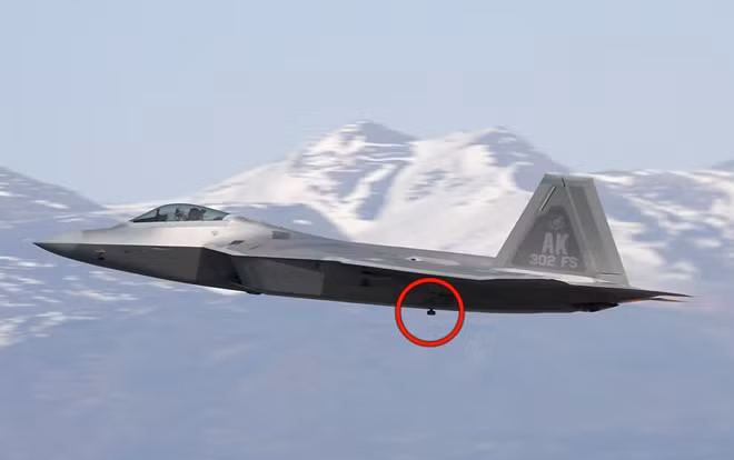 Mọi chiếc F-22 khi thi hành nhiệm vụ có khả năng gặp gỡ phi cơ nước khác đều được đeo một thiết bị phát sóng nhằm làm sai lệch các phương tiện đo RCS.
