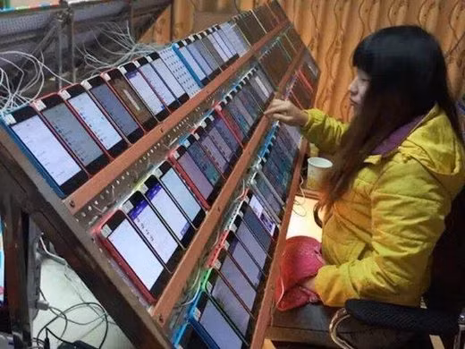 Một người phụ nữ Trung Quốc làm việc tại một trại click. Một người phụ nữ Trung Quốc làm việc tại một trại click.