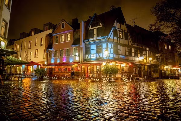Nhiều tụ điểm vui chơi ở quận Alt-Sachsenhausen thuộc Frankfurt, Đức vắng vẻ do lệnh giới nghiêm. Ảnh: AP.