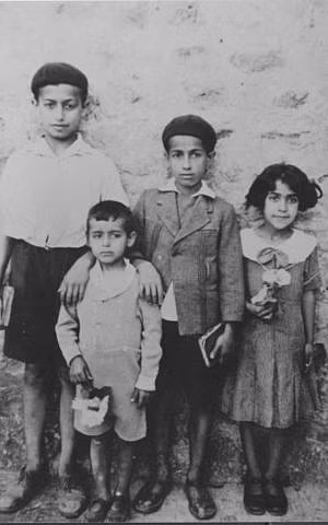 Isaac Shoshan (trái), lúc 13 tuổi ở Aleppo, Syria, năm 1937. Isaac Shoshan (trái), lúc 13 tuổi ở Aleppo, Syria, năm 1937.