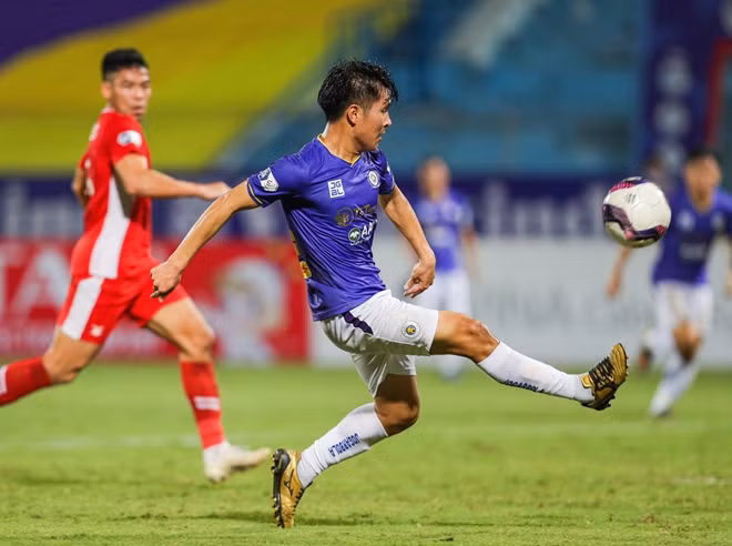 Hà Nội FC sau đó cố gắng đẩy cao đội hình tấn công và cũng tạo được khá nhiều cơ hội nhưng họ không tận dụng được.