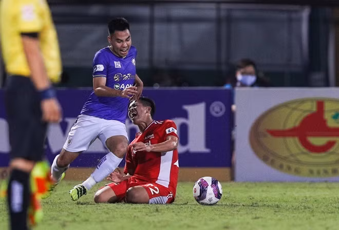 Đức Huy phải nhận thẻ đỏ ở cuối trận khiến Hà Nội FC chỉ còn 10 người trên sân.
