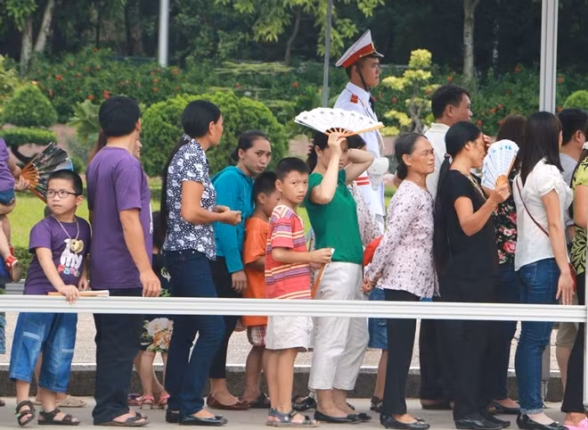 Thời tiết khá oi nóng nên nhiều người chuẩn bị cho mình một chiếc quạt giấy vừa để giải tỏa cái nóng vừa che nắng.