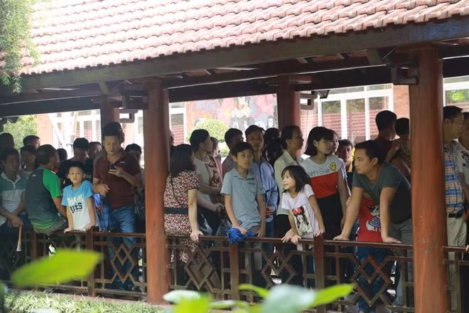 Lượng khách đổ về cao điểm nhất vào khoảng từ 7h đến 8h sáng.