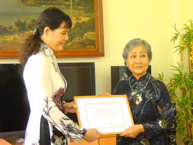 Năm 2012, NSND Trần Thị Tuyết đã tặng lại kỷ vật của Bác Hồ cho Bảo tàng Hồ Chí Minh.