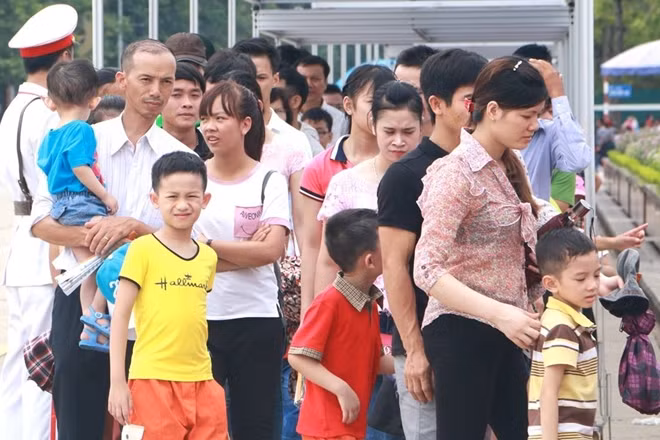 Dù trời nắng nhưng hầu hết mọi người đều không chen lấn xô đẩy, di chuyển theo sự hướng dẫn của ban quản lý.