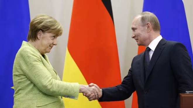 Thủ tướng Đức Angela Merkel và Tổng thống Nga Vladimir Putin trong cuộc gặp tại Sochi, Nga hồi tháng 5-2017. Ảnh: Reuters