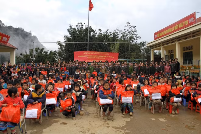 Hơn 300 em học sinh trường tiểu học sã San Sả Hồ được nhận những chiếc áo ấm mùa đông