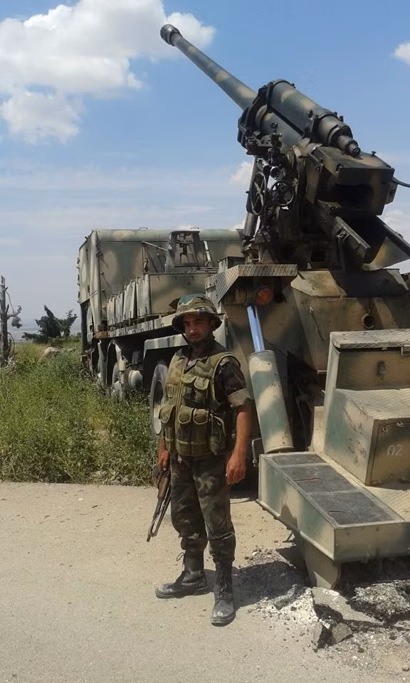 Một người lính Syria bên khẩu pháo mới.