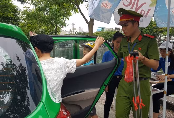 Hùng đưa Thương ra tận xe để bạn đi về. (Ảnh: Lê Văn)