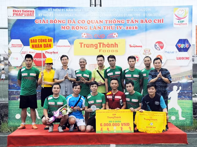 Thiếu tướng Phạm Văn Miên, Tổng Biên tập Báo CAND; ông Lê Tuấn Dũng, Phó Tổng Biên tập Báo Đời sống & Pháp luật trao giải Nhì cho đội bóng Báo CAND.