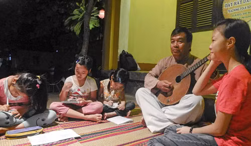 Các em nhỏ miệt mài, say đắm với từng làn điệu dân ca tại lớp học ở phố cổ Hội An.