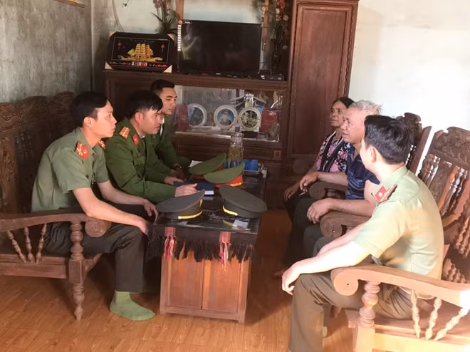 Cán bộ, chiến sỹ tăng cường phối hợp cùng lực lượng Công an xã đến tận nhà dân thăm hỏi, tuyên truyền pháp luật.