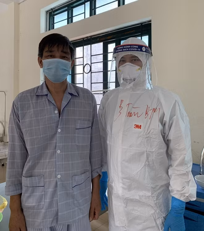 BS Vương Xuân Toàn vui mừng khi một trong những bệnh nhân nặng nhất đã hồi phục và tập đi lại.