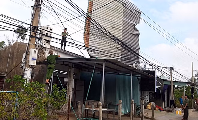 Công an xã Tam Hải giúp người dân khắc phục hậu quả bão số 9 năm 2020.