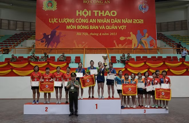 Ban tổ chức trao giải cho các đơn vị đạt thành tích cao tại Hội thao.