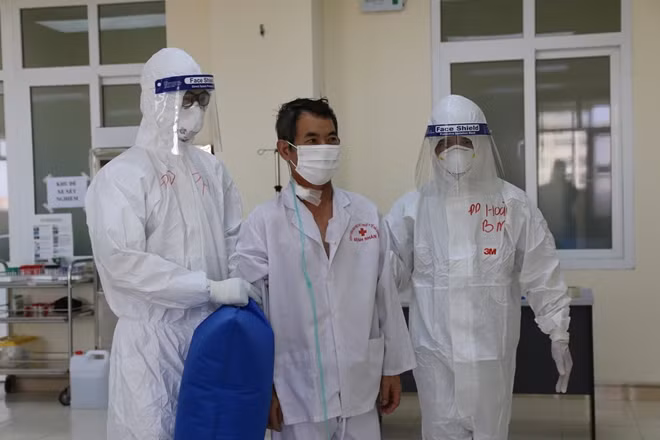 Bệnh nhân nặng nhất tập đi lại sau khi rút ống thở.
