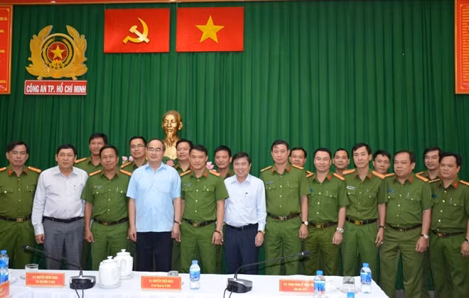 Phòng Cảnh sát hình sự Công an TP HCM được Thành ủy TP HCM khen thưởng vì thành tích khám phá vụ án khủng bố do đối tượng Nguyễn Khanh cầm đầu.